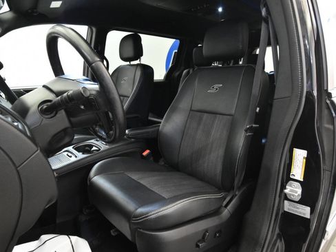 Used 2016 Chrysler Town & Country S image 9