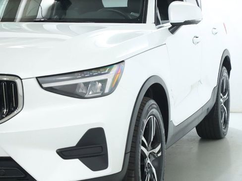 Used 2024 Volvo XC40 B5 Core image 4