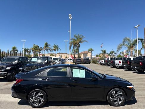 Used 2025 Hyundai Elantra Sport FWD image 3