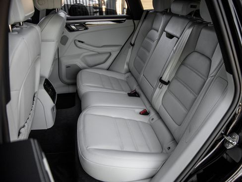 Certified 2025 Porsche Macan GTS AWD/4WD image 34
