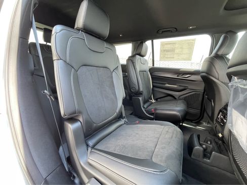 New 2025 Jeep Grand Cherokee L Altitude image 27