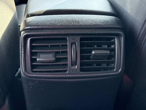 Used 2018 Nissan Rogue SV image 19