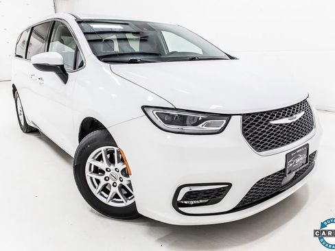 Used 2023 Chrysler Pacifica Touring-L image 9