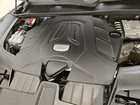 Used 2022 Porsche Cayenne Platinum Edition image 29