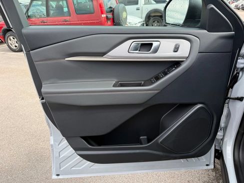 New 2026 Ford Explorer Active RWD image 8