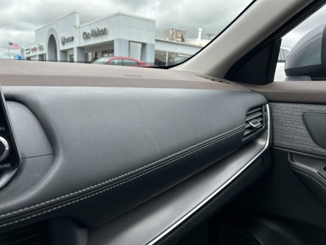 Used 2023 Nissan Rogue SV AWD/4WD image 39