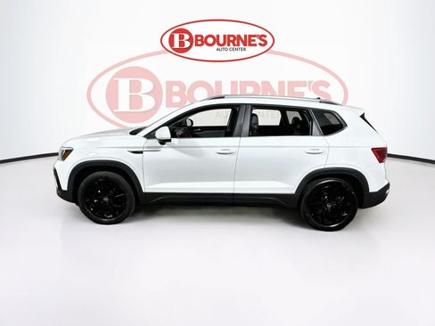 Used 2023 Volkswagen Taos SE w/ Panoramic Sunroof Package AWD/4WD image 8
