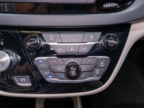 Used 2023 Chrysler Voyager LX FWD image 19