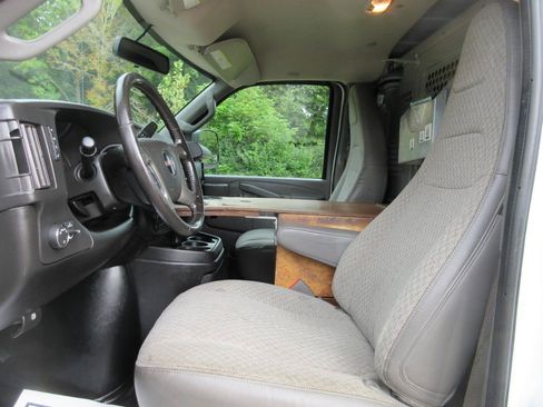 Used 2018 GMC Savana 2500 Extended w/ Driver Convenience Package RWD image 28
