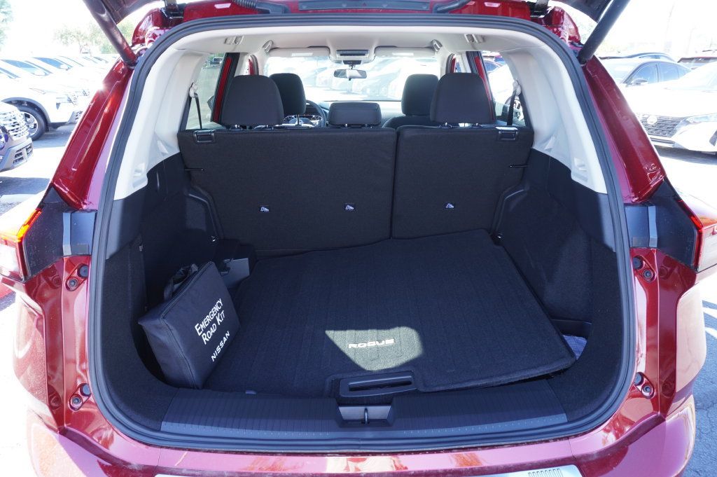 Certified 2026 Nissan Rogue SV FWD image 8