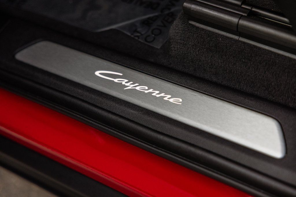 Certified 2025 Porsche Cayenne E-Hybrid AWD/4WD image 16