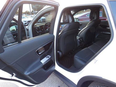 Used 2025 Mercedes-Benz GLC 300 4MATIC image 21