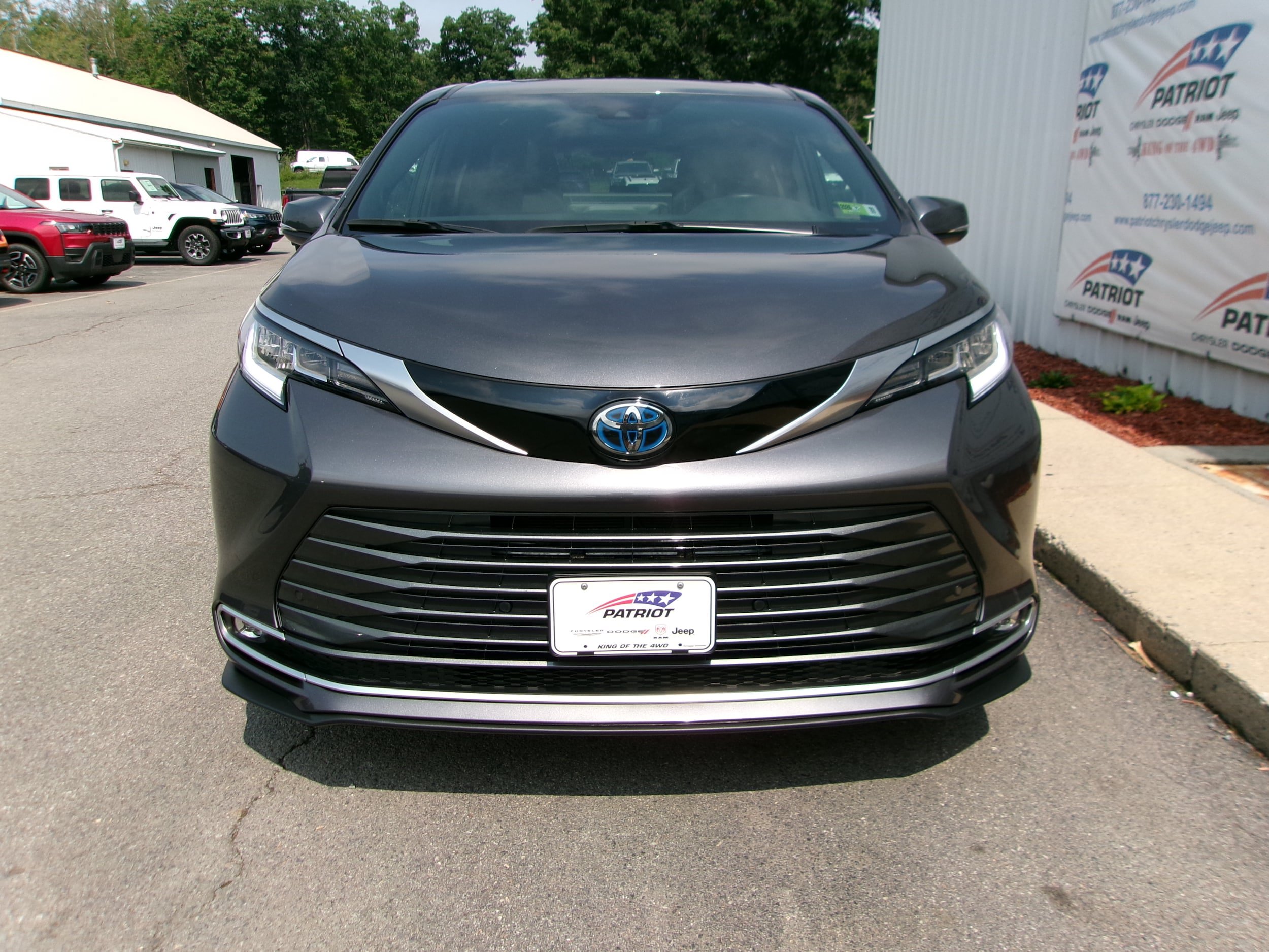 Used 2025 Toyota Sienna Limited AWD/4WD image 3