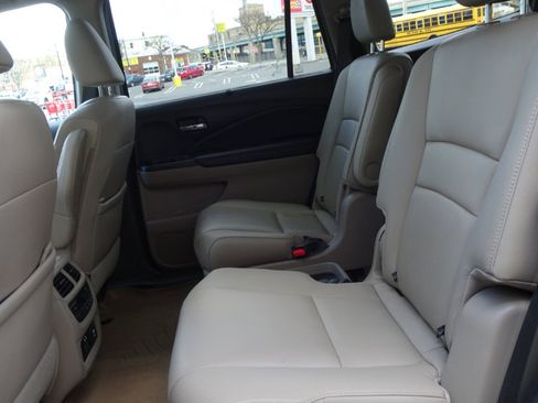 Used 2021 Honda Pilot Touring image 10