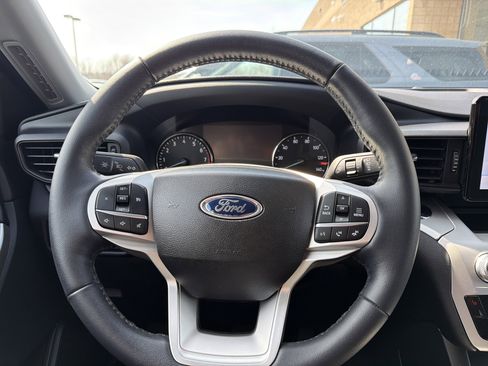 Used 2023 Ford Explorer XLT AWD/4WD image 13
