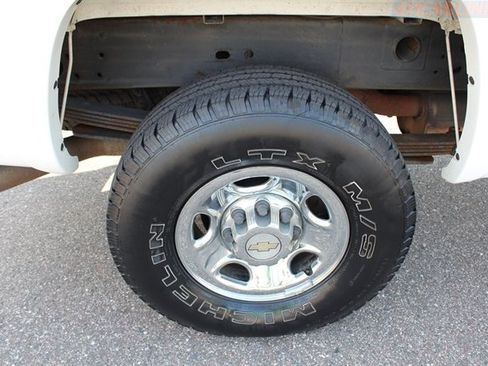 Used 2001 Chevrolet Silverado 2500 LS w/ Off-Road Skid Plate Pkg AWD/4WD image 28