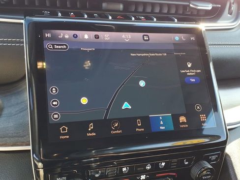 Used 2023 Jeep Grand Cherokee Limited w/ Luxury Tech Group II image 23