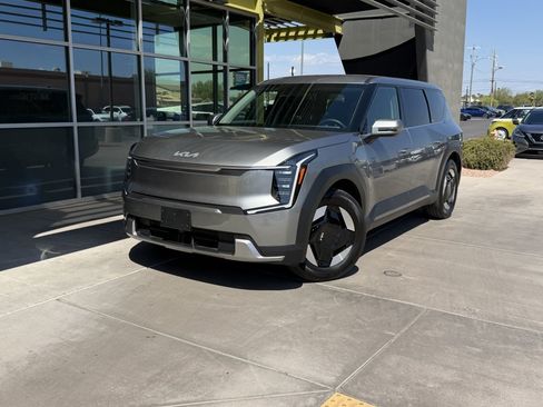Used 2024 Kia EV9 Light Long Range RWD image 2