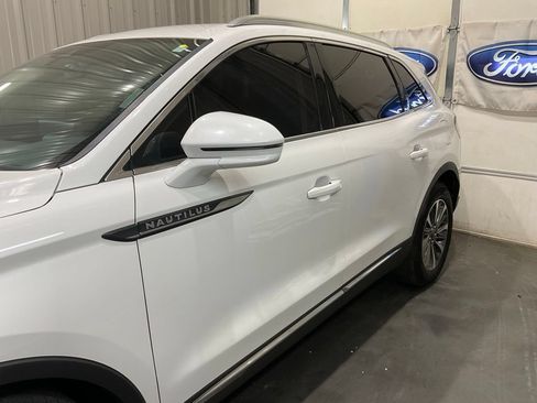Used 2022 Lincoln Nautilus FWD w/ Premium Package image 5