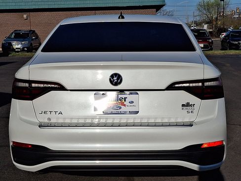 Used 2023 Volkswagen Jetta SE image 5