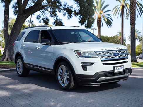 Used 2018 Ford Explorer XLT w/ Equipment Group 201A FWD image 3
