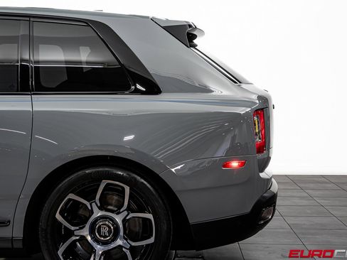 Used 2022 Rolls-Royce Cullinan Black Badge w/ Dark Exterior Package image 16