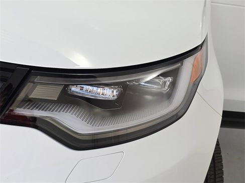 Used 2025 Land Rover Discovery Dynamic SE image 32