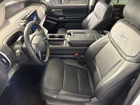 Used 2025 Ford Expedition Platinum image 27