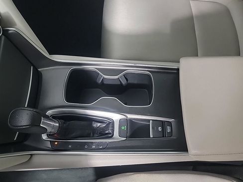 Certified 2018 Honda Accord LX image 32