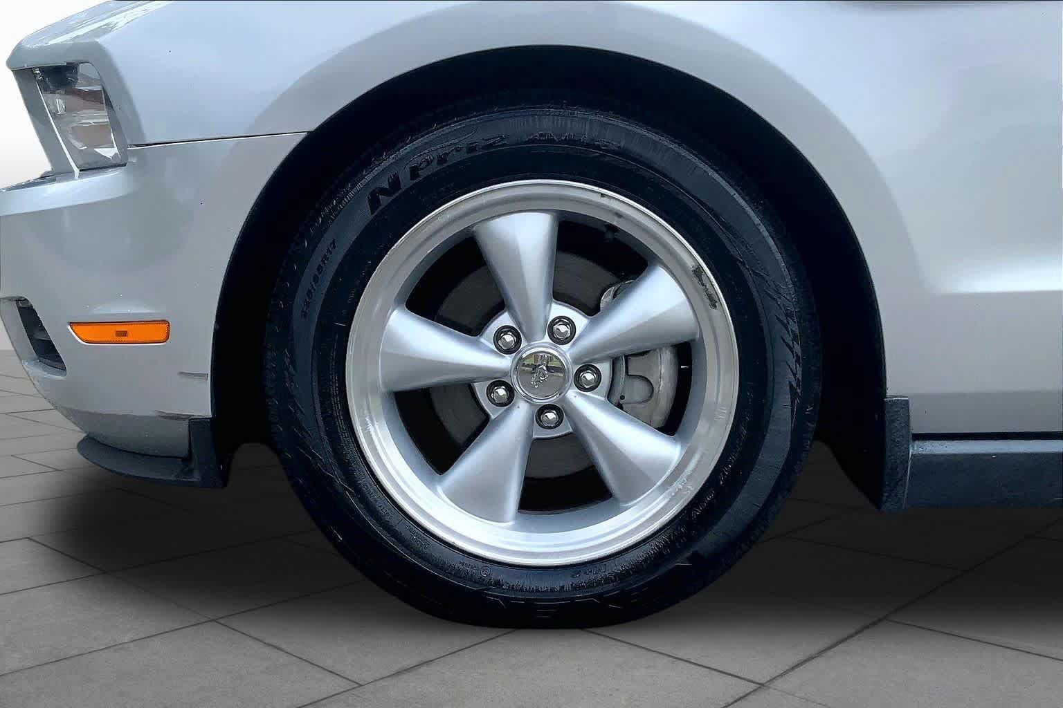 Used 2010 Ford Mustang Premium RWD image 8