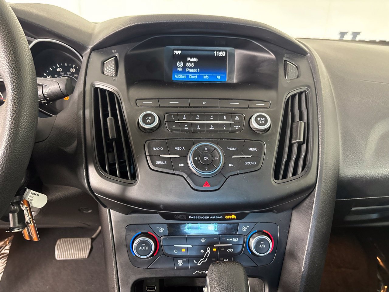 Used 2018 Ford Focus SE w/ SE Appearance Package FWD image 17