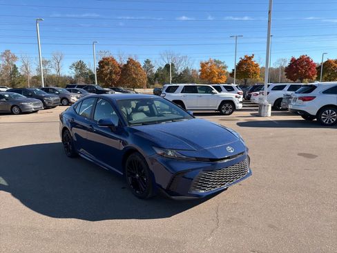 Used 2025 Toyota Camry SE image 9