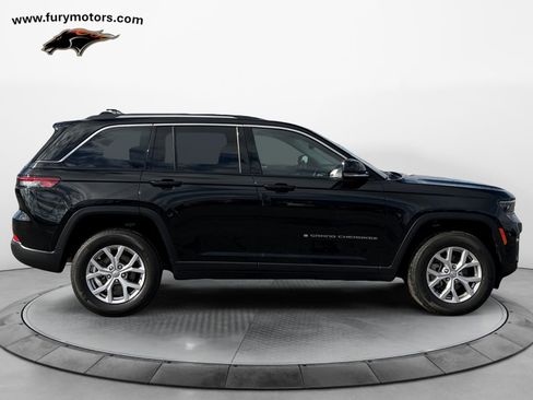 Used 2022 Jeep Grand Cherokee Limited w/ Luxury Tech Group II image 2
