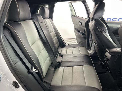 Used 2024 Toyota Corolla Cross SE image 30