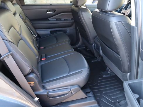 Used 2023 Nissan Pathfinder SL w/ SL Black Package FWD image 18