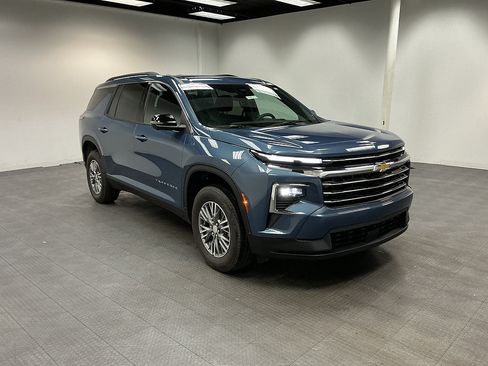 Certified 2025 Chevrolet Traverse LT w/ Driver Confidence Package FWD image 7