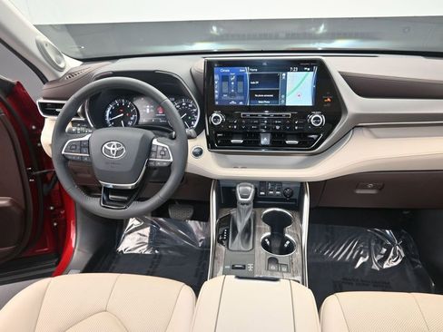 Used 2020 Toyota Highlander Limited FWD image 15