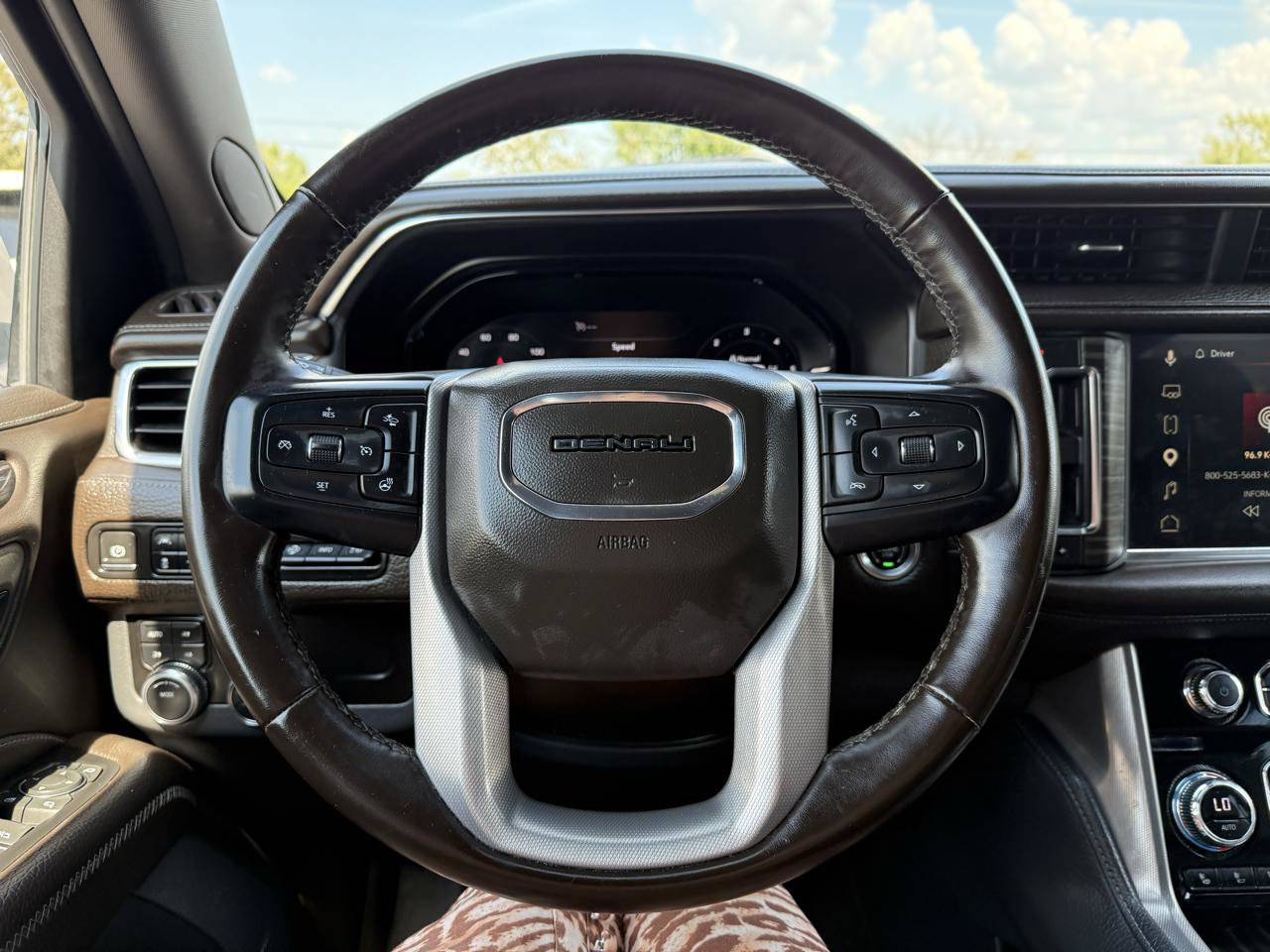 Used 2023 GMC Yukon XL Denali AWD/4WD image 26