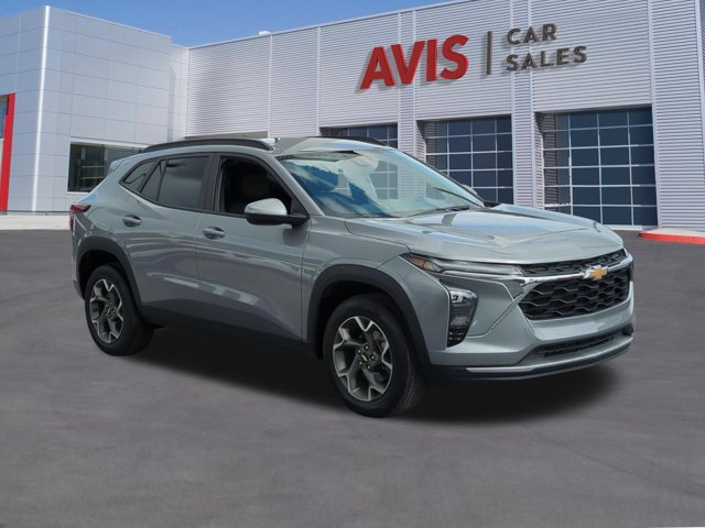 Used 2025 Chevrolet Trax LT w/ LT Convenience Package FWD image 3