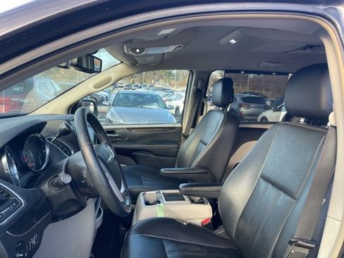 Used 2016 Chrysler Town & Country Touring w/ Driver Convenience Group image 18
