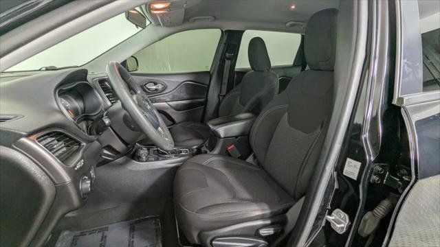 Used 2020 Jeep Cherokee Latitude AWD/4WD image 14