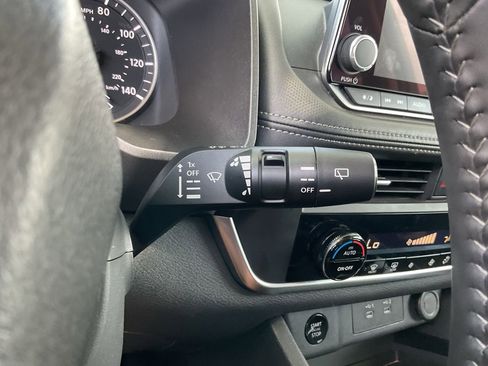 Used 2025 Nissan Rogue SV FWD image 33
