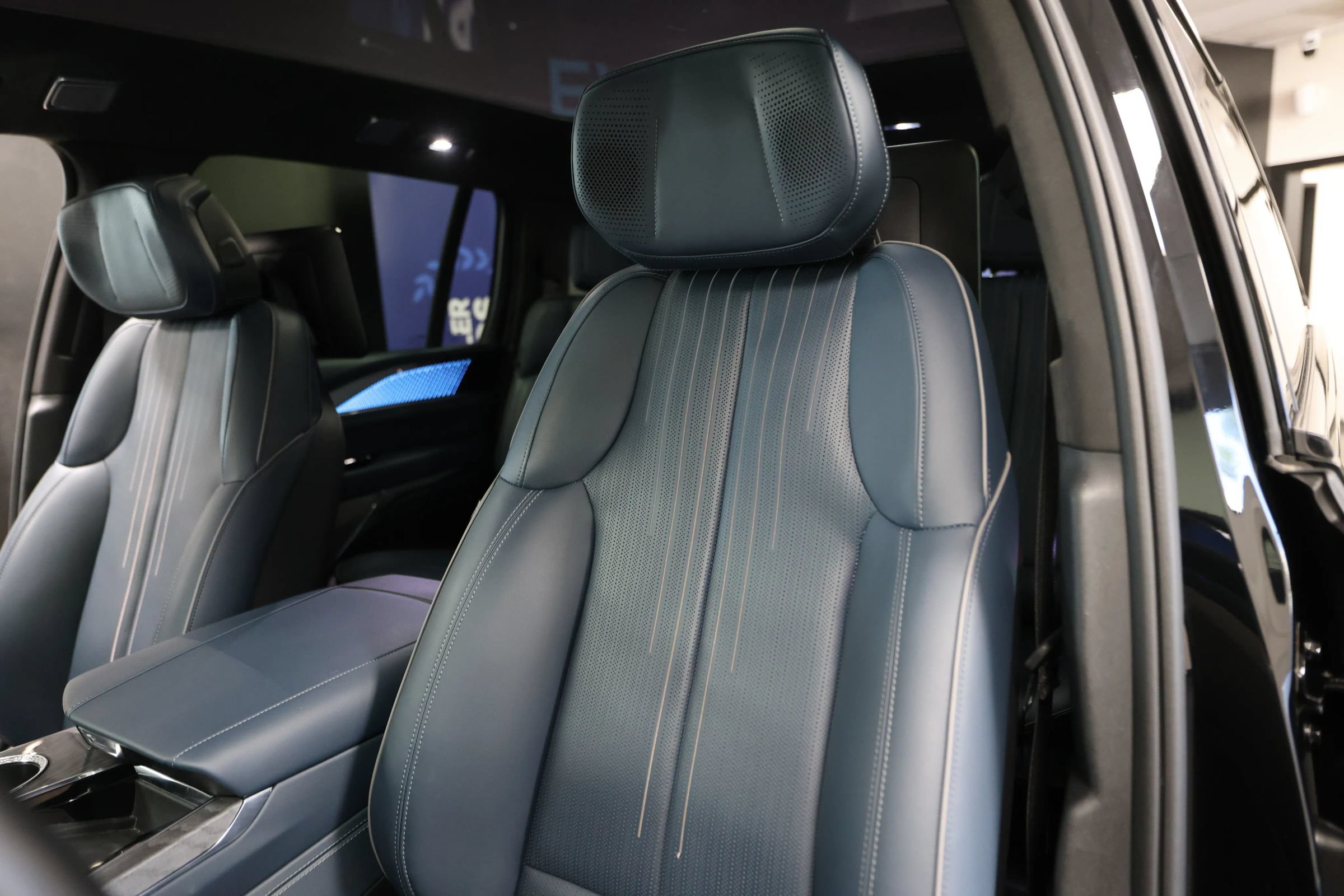 Used 2025 Cadillac Escalade IQ Sport 2 AWD/4WD image 33
