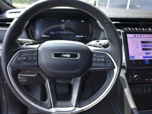 Used 2025 Jeep Grand Cherokee Limited w/ Black Appearance Package image 34