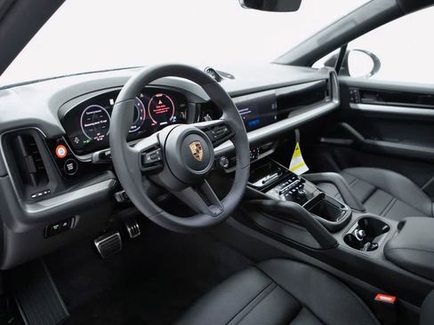 Certified 2026 Porsche Cayenne S AWD/4WD image 4