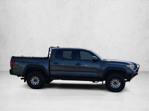 Used 2019 Toyota Tacoma TRD Off-Road AWD/4WD image 4