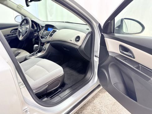 Used 2013 Chevrolet Cruze LT image 22