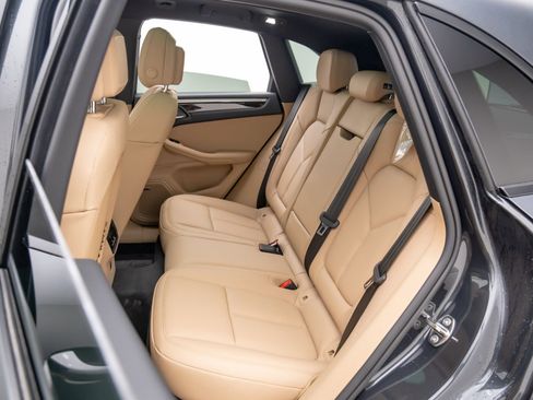 Certified 2025 Porsche Macan image 17