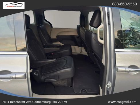 Used 2017 Chrysler Pacifica Touring-L FWD image 25
