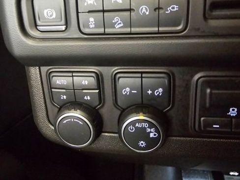 Used 2021 Chevrolet Suburban Z71 w/ Z71 Signature Package AWD/4WD image 34